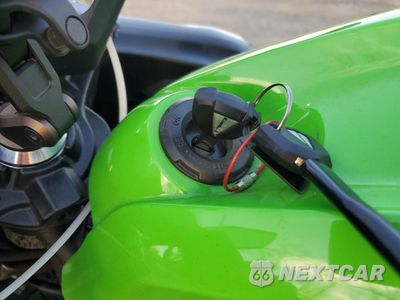 Zdjęcie 8 z 10 samochodu: 2023 KAWASAKI EX650 R VIN:ML5EXER1XPDA84404 - miniatura