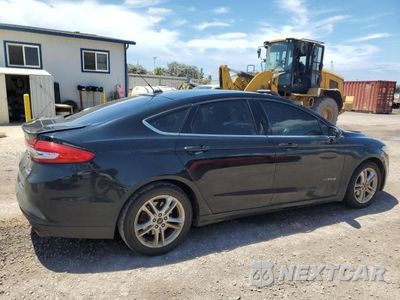 Trzecie zdjęcie samochodu z tyłu: 2018 FORD FUSION SE HYBRID VIN:3FA6P0LU0JR117167 - miniatura