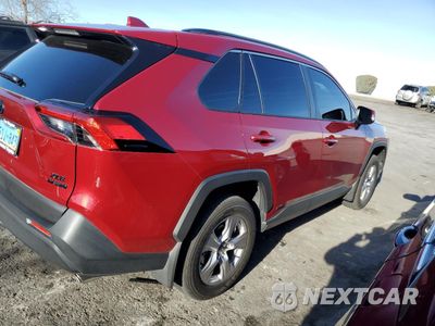 Trzecie zdjęcie samochodu z tyłu: 2024 TOYOTA RAV4 XLE VIN:JTMRWRFV5RD267346 - miniatura