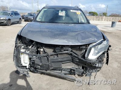 Piąte zdjęcie samochodu w środku: 2018 NISSAN ROGUE S VIN:KNMAT2MT9JP606269 - miniatura