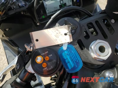 Zdjęcie 8 z 10 samochodu: 2024 YAMAHA YZFR1 VIN:JYARN66E2RA003774 - miniatura