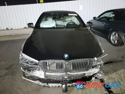 Piąte zdjęcie samochodu w środku: 2018 BMW M550XI VIN:WBAJB9C55JG463848 - miniatura