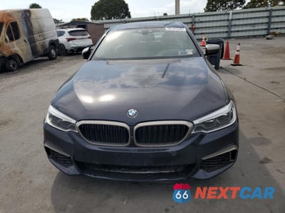 Piąte zdjęcie samochodu w środku: 2020 BMW M550XI VIN:WBAJS7C04LBN96223 - miniatura