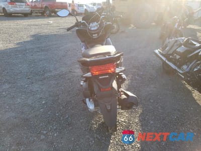 Czwarte zdjęcie samochodu z boku: 2018 HONDA PCX 150 VIN:RLHKF1807JY301837 - miniatura