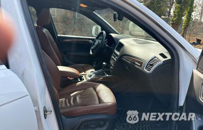 Piąte zdjęcie samochodu w środku: 2010 AUDI Q5 PREMIUM PLUS VIN:WA1LKAFP8AA113590 - miniatura