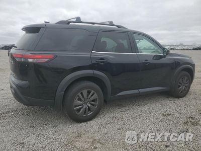 Trzecie zdjęcie samochodu z tyłu: 2022 NISSAN PATHFINDER SV VIN:5N1DR3BC6NC261800 - miniatura