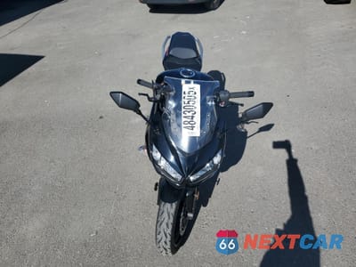 Piąte zdjęcie samochodu w środku: 2011 KAWASAKI ZX1000 G VIN:JKAZXCG14BA000271 - miniatura
