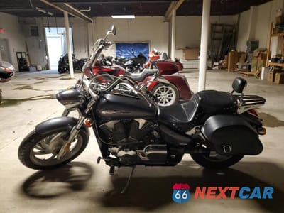 Trzecie zdjęcie samochodu z tyłu: 2006 HONDA VTX1300 C VIN:1HFSC550X6A212970 - miniatura