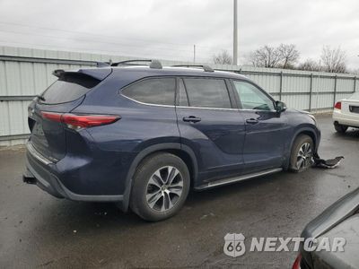 Trzecie zdjęcie samochodu z tyłu: 2021 TOYOTA HIGHLANDER XLE VIN:5TDHZRBH9MS104831 - miniatura