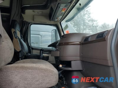 Piąte zdjęcie samochodu w środku: 2015 VOLVO VNL SEMI TRUCK VIN:4V4NC9EH8FN920233 - miniatura