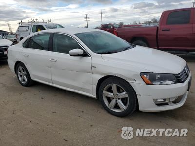 Czwarte zdjęcie samochodu z boku: 2015 VOLKSWAGEN PASSAT S VIN:1VWAT7A37FC100517 - miniatura
