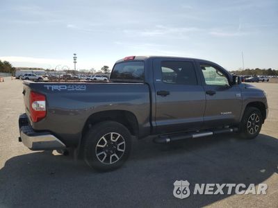 Trzecie zdjęcie samochodu z tyłu: 2018 TOYOTA TUNDRA CREWMAX SR5 VIN:5TFDY5F15JX721947 - miniatura