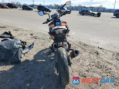 Czwarte zdjęcie samochodu z boku: 2018 KTM 390 DUKE VIN:MD2JPJ40XJC253093 - miniatura