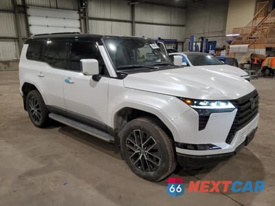 Czwarte zdjęcie samochodu z boku: 2024 LEXUS GX 550 PREMIUM/PREMIUM+ VIN:JTJTBCDX8R5003256 - miniatura