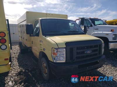 Czwarte zdjęcie samochodu z boku: 2019 FORD ECONOLINE E450 SUPER DUTY CUTAWAY VAN VIN:1FDXE4FS6KDC22534 - miniatura