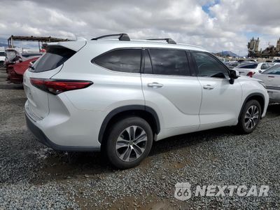 Trzecie zdjęcie samochodu z tyłu: 2022 TOYOTA HIGHLANDER XLE VIN:5TDHZRAH9NS092425 - miniatura