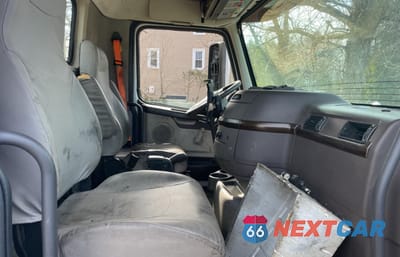 Piąte zdjęcie samochodu w środku: 2013 VOLVO VN VNM VIN:4V4MC9EH6DN136951 - miniatura