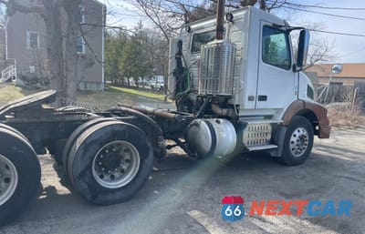 Czwarte zdjęcie samochodu z boku: 2013 VOLVO VN VNM VIN:4V4MC9EH6DN136951 - miniatura