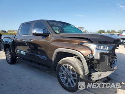 Czwarte zdjęcie samochodu z boku: 2024 TOYOTA TUNDRA CREWMAX PLATINUM VIN:5TFMA5DB2RX169352 - miniatura
