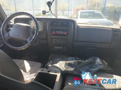 Zdjęcie 8 z 13 samochodu: 2001 JEEP CHEROKEE SPORT VIN:1J4FF48S71L523919 - miniatura
