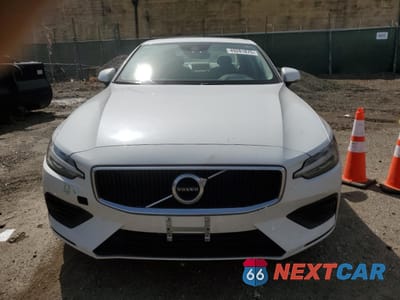 Piąte zdjęcie samochodu w środku: 2020 VOLVO S60 T6 MOMENTUM VIN:7JRA22TK8LG045384 - miniatura
