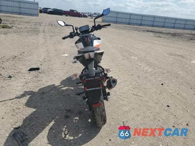 Czwarte zdjęcie samochodu z boku: 2022 KTM 390 DUKE VIN:MD2JPJ404NC253225 - miniatura