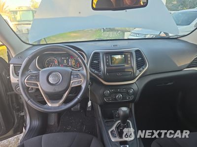 Zdjęcie 9 z 11 samochodu: 2017 JEEP CHEROKEE LATITUDE VIN:1C4PJLCB0HW613688 - miniatura
