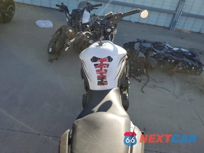 Zdjęcie 6 z 8 samochodu: 2009 YAMAHA FZ6 R VIN:JYARJ18E49A000354 - miniatura