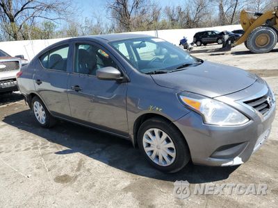 Czwarte zdjęcie samochodu z boku: 2018 NISSAN VERSA S VIN:3N1CN7AP2JL854434 - miniatura