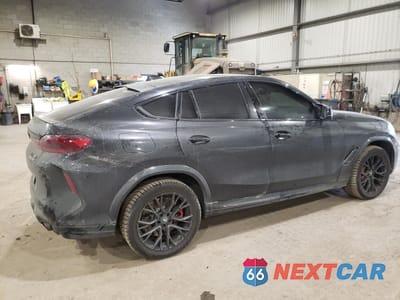 Trzecie zdjęcie samochodu z tyłu: 2022 BMW X6 M VIN:5YMCY0C01N9J70735 - miniatura