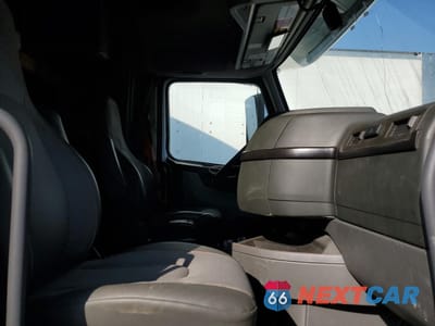 Piąte zdjęcie samochodu w środku: 2023 VOLVO VNR VIN:4V4WC9EH7PN618941 - miniatura