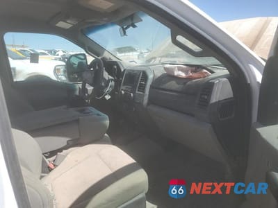 Piąte zdjęcie samochodu w środku: 2019 FORD F550 SUPER DUTY VIN:1FDUF5HY1KDA06081 - miniatura