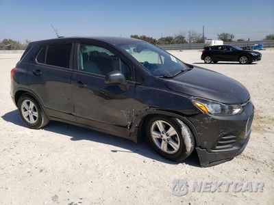 Czwarte zdjęcie samochodu z boku: 2020 CHEVROLET TRAX LS VIN:3GNCJKSBXLL187587 - miniatura