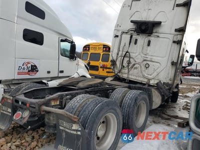 Czwarte zdjęcie samochodu z boku: 2018 FREIGHTLINER CASCADIA 126 SEMI TRUCKS VIN:3AKJHHDR6JSJX4446 - miniatura