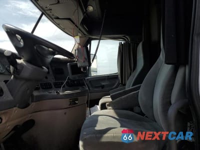 Piąte zdjęcie samochodu w środku: 2015 FREIGHTLINER CASCADIA EXPEDITOR TRUCK VIN:3ALAGGDV2FSGG9853 - miniatura