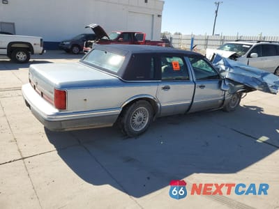 Trzecie zdjęcie samochodu z tyłu: 1997 LINCOLN TOWN CAR SIGNATURE VIN:1LNLM82W1VY642362 - miniatura