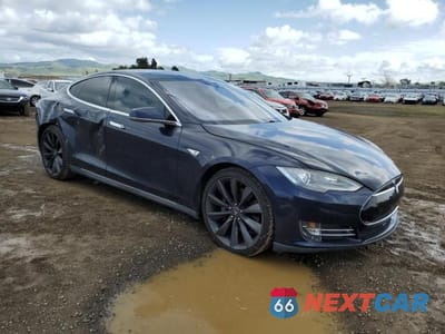 Czwarte zdjęcie samochodu z boku: 2014 TESLA MODEL S VIN:5YJSA1H16EFP58149 - miniatura