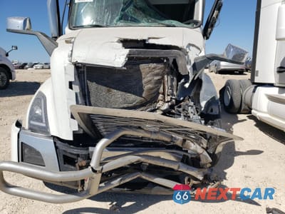 Zdjęcie 9 z 10 samochodu: 2023 VOLVO VNL SEMI TRUCK VIN:4V4NC9EH6PN340710 - miniatura