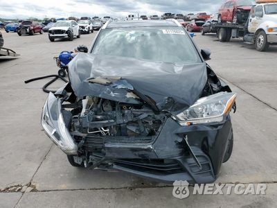 Piąte zdjęcie samochodu w środku: 2019 NISSAN KICKS S VIN:3N1CP5CU9KL558524 - miniatura