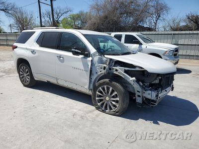 Czwarte zdjęcie samochodu z boku: 2022 CHEVROLET TRAVERSE PREMIER VIN:1GNERKKW7NJ173502 - miniatura