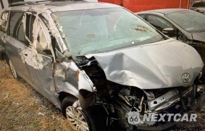 2011 TOYOTA SIENNA XLE 5TDYK3DC7BS072252 - główne zdjęcie licytacji z USA - miniatura
