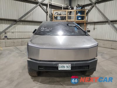 Piąte zdjęcie samochodu w środku: 2024 TESLA CYBERTRUCK VIN:7G2CEHEE1RA037648 - miniatura