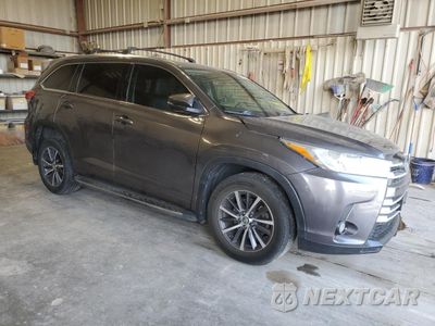 Czwarte zdjęcie samochodu z boku: 2017 TOYOTA HIGHLANDER SE VIN:5TDKZRFH1HS511984 - miniatura