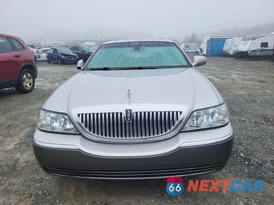 Piąte zdjęcie samochodu w środku: 2003 LINCOLN TOWN CAR SIGNATURE VIN:1LNHM82W23Y676796 - miniatura