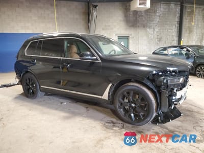 Czwarte zdjęcie samochodu z boku: 2025 BMW X7 XDRIVE40I VIN:5UX23EM05S9X70103 - miniatura