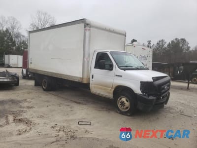 Czwarte zdjęcie samochodu z boku: 2021 FORD ECONOLINE E350 SUPER DUTY CUTAWAY VAN VIN:1FDWE3FN0MDC34794 - miniatura