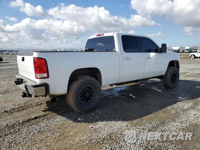 Trzecie zdjęcie samochodu z tyłu: 2011 GMC SIERRA K2500 SLT VIN:1GT121C86BF104532 - miniatura
