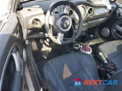 Zdjęcie 8 z 12 samochodu: 2005 MINI COOPER S VIN:WMWRE334X5TD95254 - miniatura