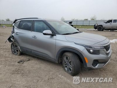 Czwarte zdjęcie samochodu z boku: 2023 KIA SELTOS S VIN:KNDEU2AA0P7444364 - miniatura