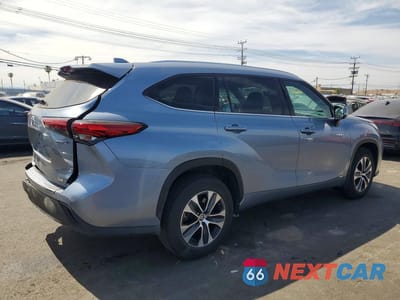 Trzecie zdjęcie samochodu z tyłu: 2020 TOYOTA HIGHLANDER HYBRID XLE VIN:5TDHBRCH0LS006949 - miniatura
